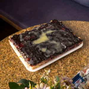 Cuca de abacaxi ao vinho e nata